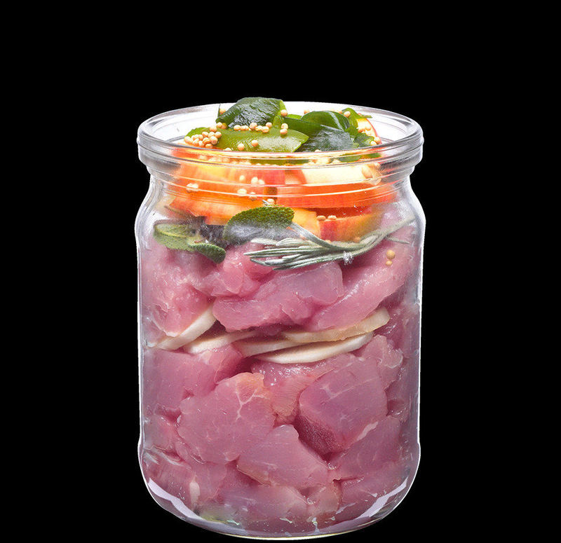 Холистична консервирана храна за кучета Brit Fresh Veal with Millet с 45% прясно телешко, 24% пуешко и 7% просо 0.400 кг.