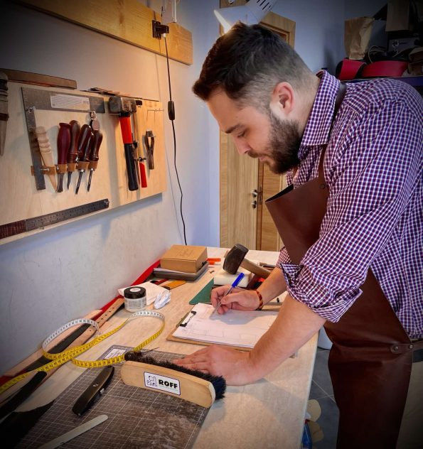 Нашийник от естествена кожа STRAWBERRY 3