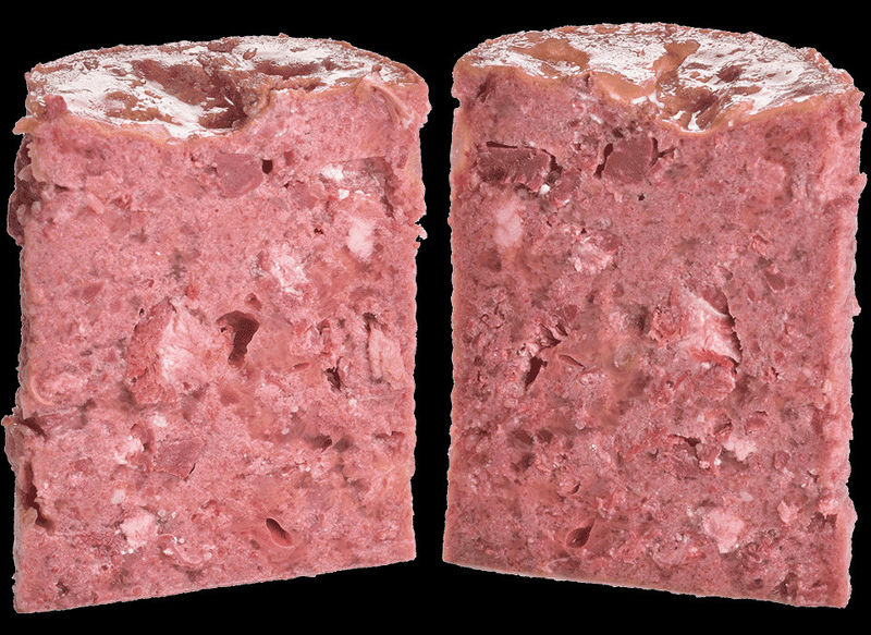 BRIT PATÉ & MEAT VENISON- консервирана храна за кучета с 26% прясно еленско месо и 24% пилешко месо 0.400 кг.